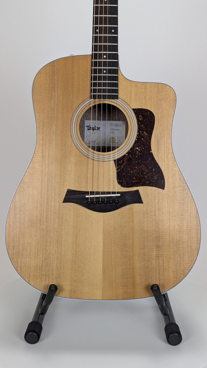 Taylor 210ce, Walnut/Spruce (SN: 2203135394)