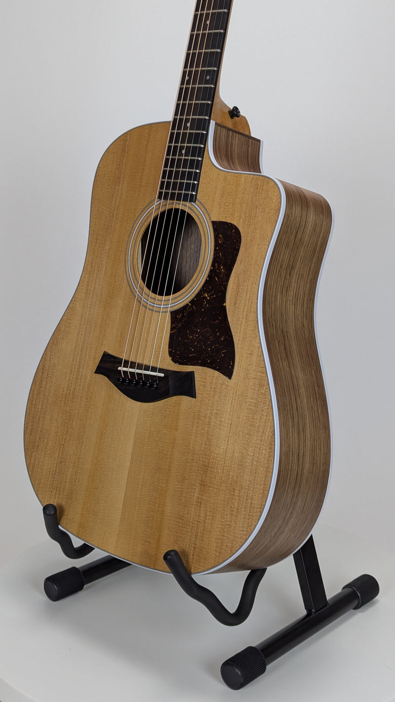 Taylor 210ce, Walnut/Spruce (SN: 2203135394)