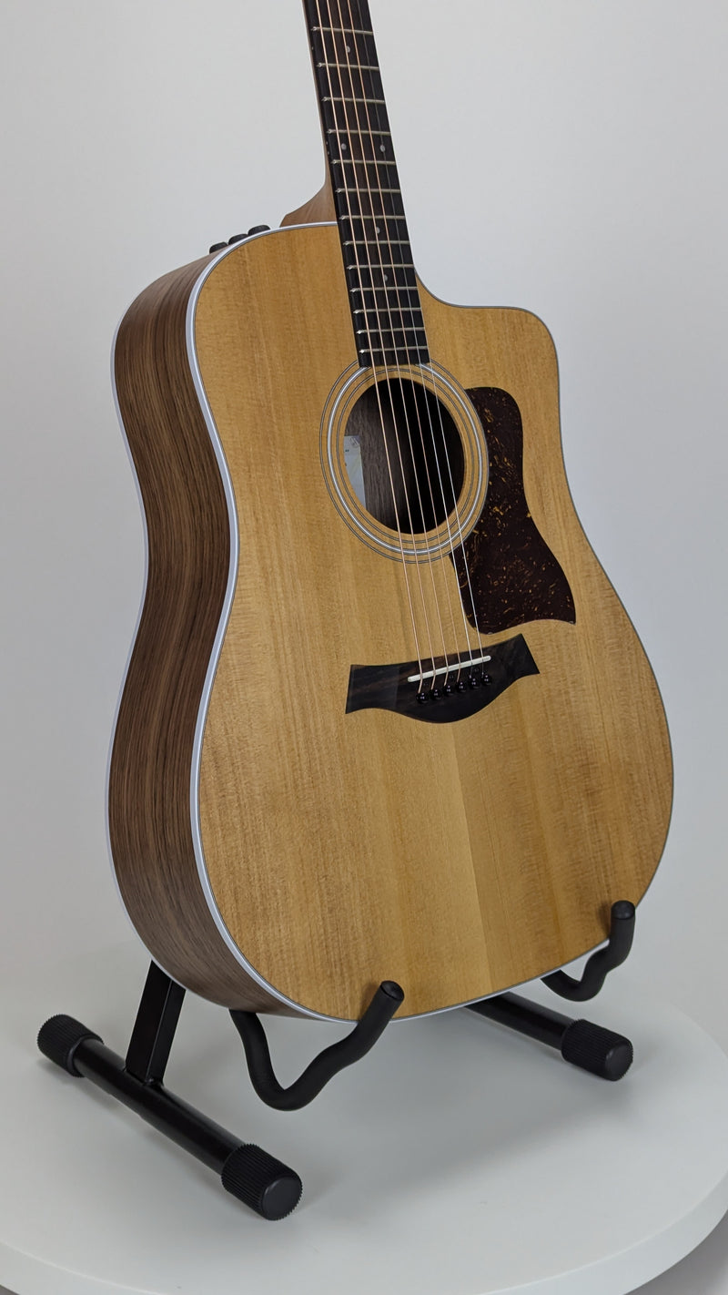 Taylor 210ce, Walnut/Spruce (SN: 2203135394)